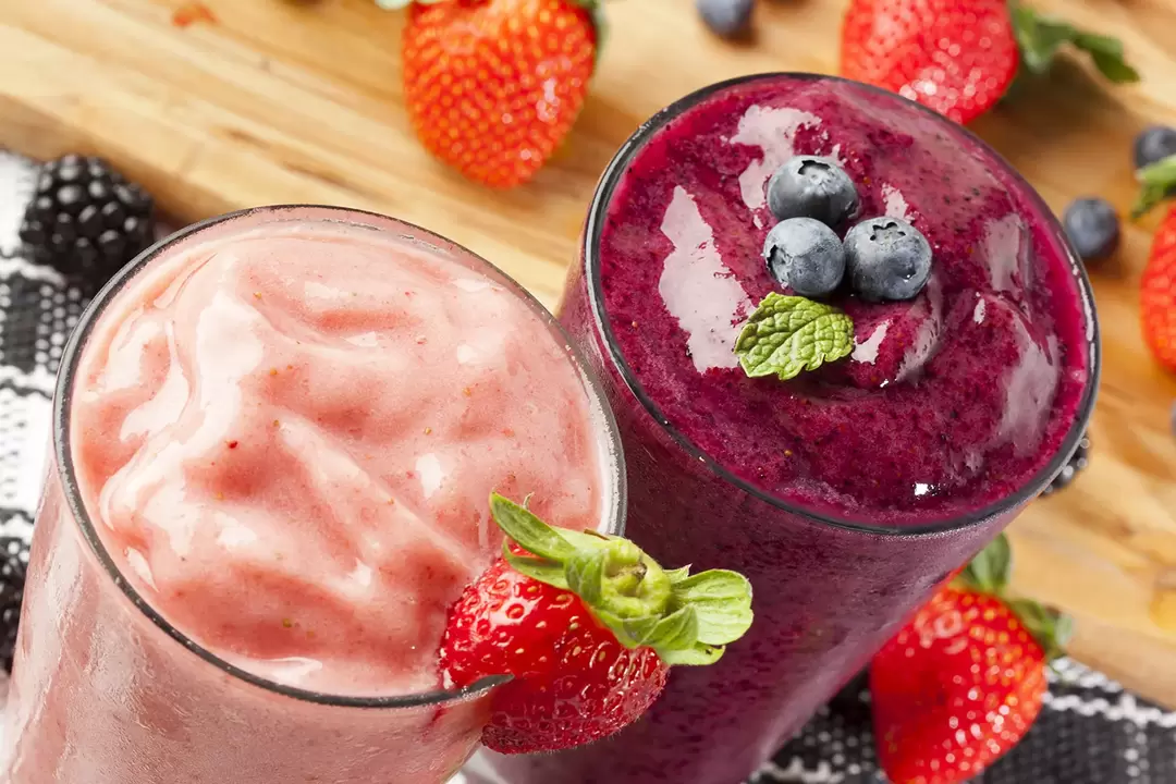 Berry smoothie with kefir - a delicious dessert for weight loss